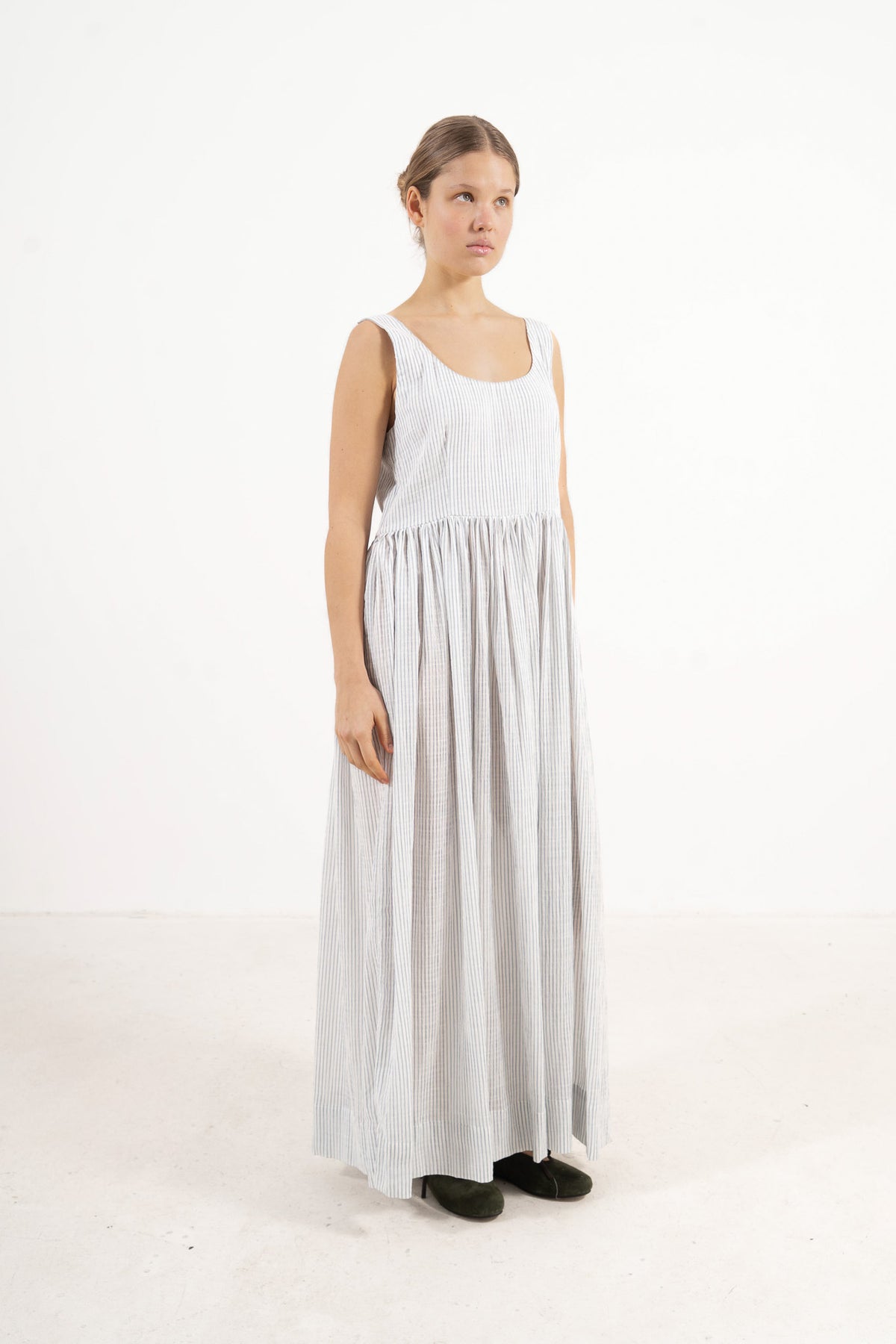 Profile studio portrait showcasing the relaxed fit, clean lines, and long silhouette of the MOCHA Amandine dress.
