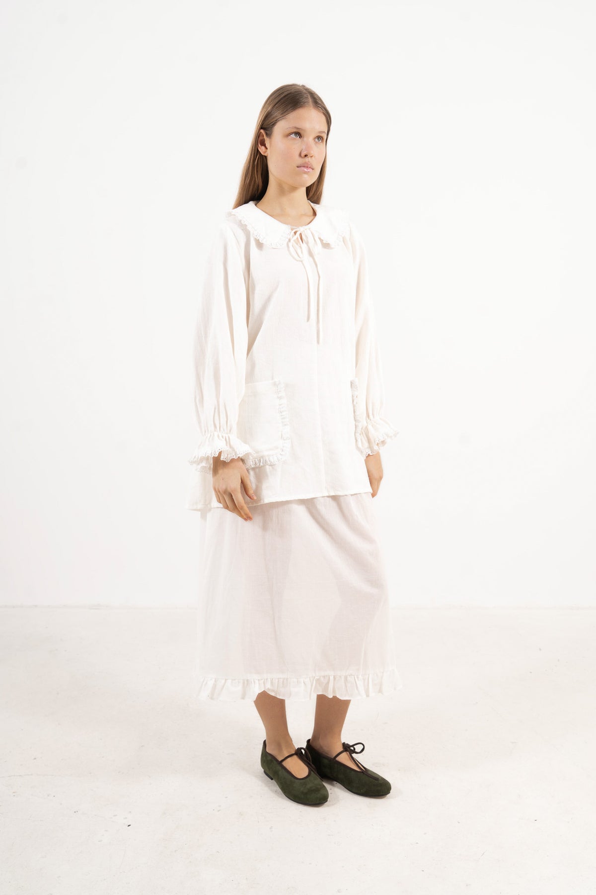 Studio profile portrait showcasing the relaxed fit and pure, structural aesthetic of the MOCHA Le Souffle tunic.