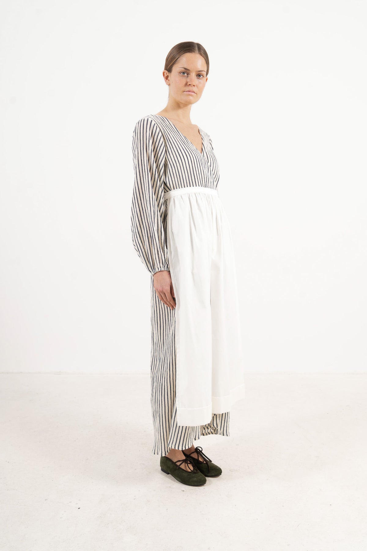 Side profile capture of the pure cotton long apron, illustrating how it serves as an elegant accessory that brings charm and character to everyday moments.