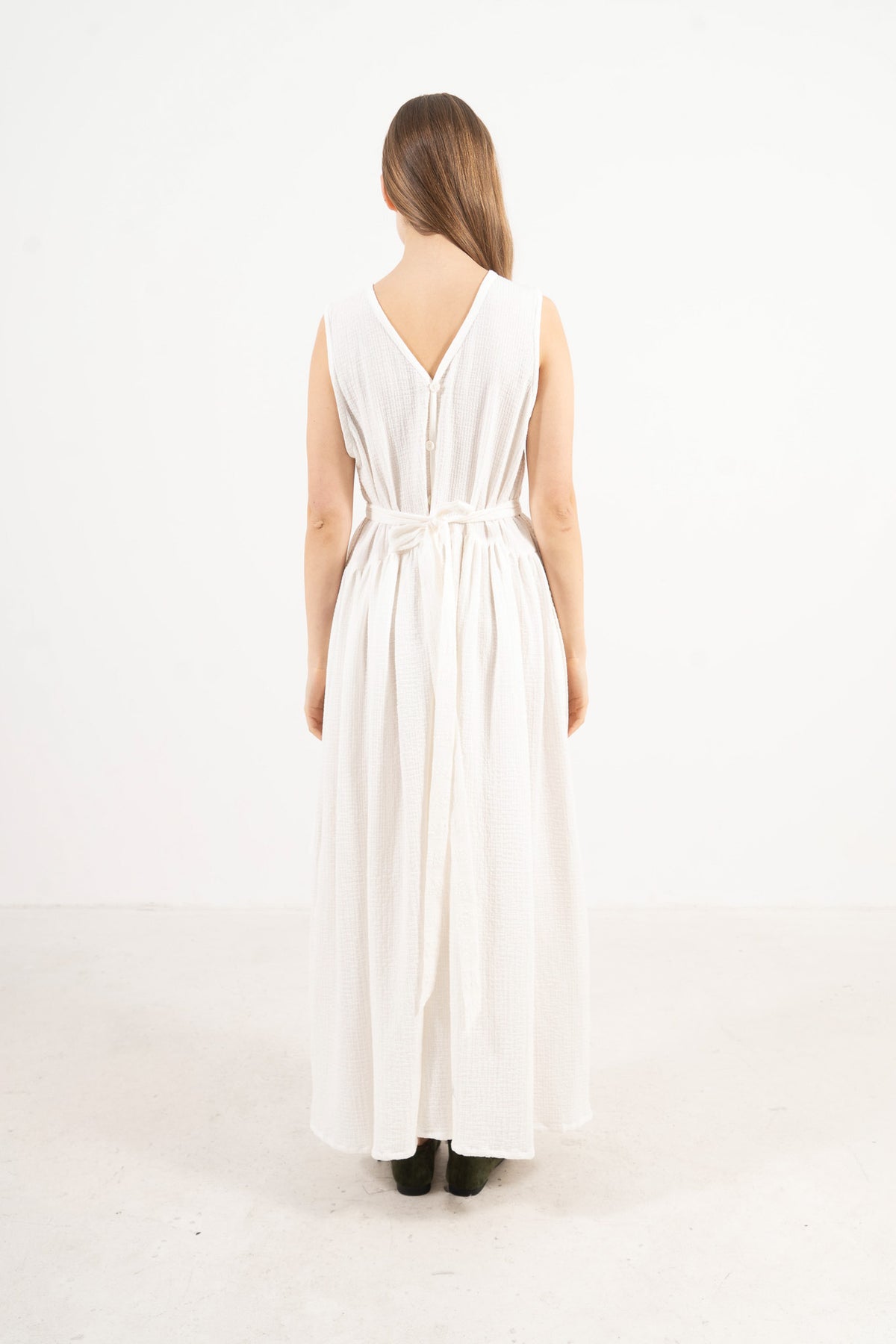 Back view of the MOCHA Le Tablier mid apron focusing on the adjustable tie straps and knot closure layout.