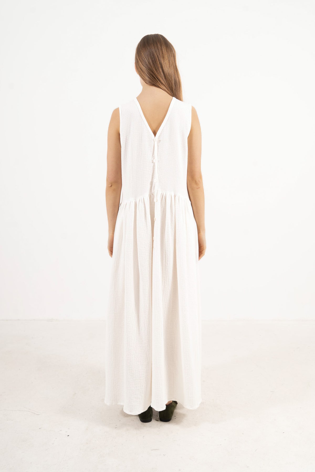 MOCHA Nuage dress worn by a model in a rear view, showcasing the refined fit and elegant back line of the cotton dress.