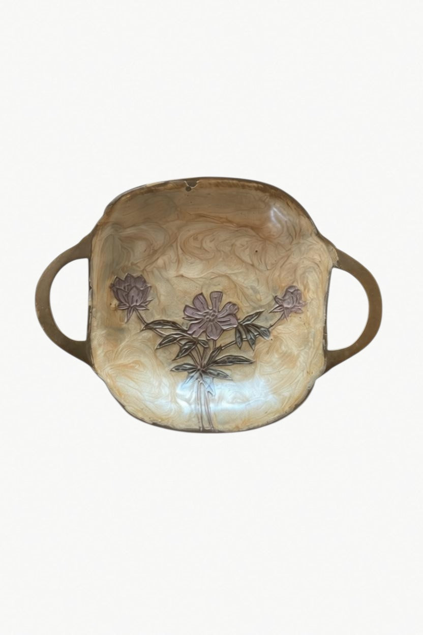  Poème Flower Plate, showcasing its artistic silhouette and pure design language.