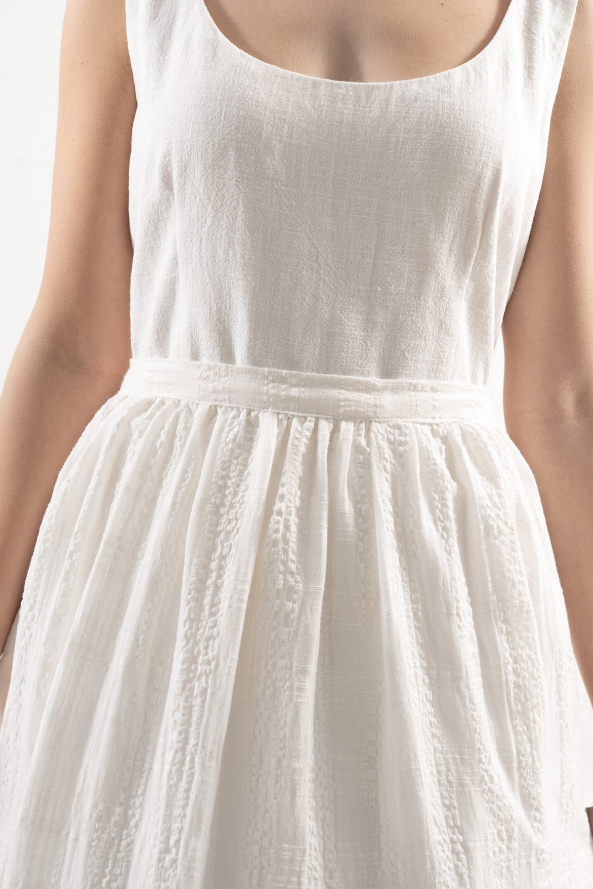 Detailed close-up focusing on the premium pure cotton weave and soft living texture of the MOCHA Le Tablier Apron.